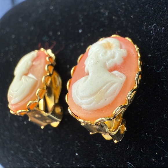 Vintage Cameo Earrings in Cream and Gold - Clip Ons - Picture 9 of 12